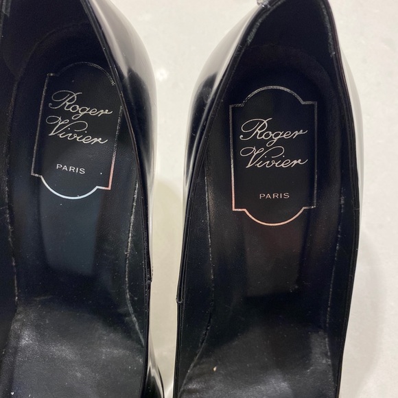 Like NEW Roger Vivier patent leather. Size 8.5/EU 38.5 - Picture 7 of 9